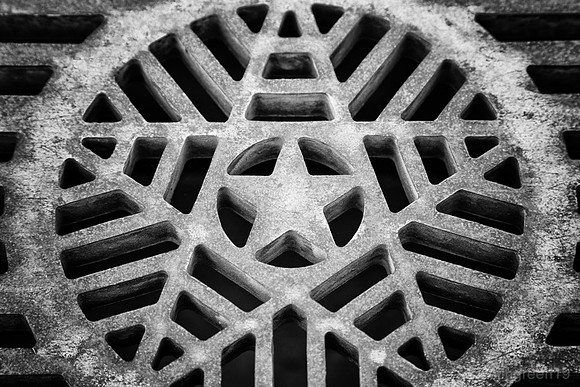 World War Memorial drain cover
